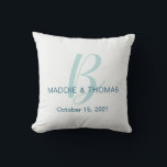 Cojín Decorativo Pillow boda con inicial, nombres y fecha<br><div class="desc">Esta almohada de lanzamiento de boda se puede personalizar cambiando la letra inicial, los nombres y la fecha. También puede cambiar el color del texto para que coincida con los colores del boda. El fondo es un azul blanquecino. Si desea un color de fondo personalizado o si necesita ayuda, por...</div>