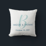 Cojín Decorativo Pillow boda con inicial, nombres y fecha<br><div class="desc">Esta almohada de lanzamiento de boda se puede personalizar cambiando la letra inicial, los nombres y la fecha. También puede cambiar el color del texto para que coincida con los colores del boda. El fondo es un azul blanquecino. Si desea un color de fondo personalizado o si necesita ayuda, por...</div>