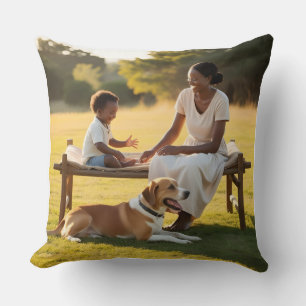 Cojín Decorativo Pillow de doble lado: madre, hijo y perro en la cu
