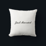 Cojín Decorativo Pillow de "recién casada"<br><div class="desc">La almohada "Just Married" es perfecta para los recién casados. Sus nombres y la fecha de su boda se pueden añadir en la parte delantera o posterior para una personalización adicional.</div>