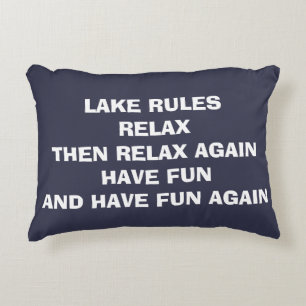 COJÍN DECORATIVO PILLOW DICE "REGLAS DEL LAGO" Y ¡DIVERTIRSE/RELAJA
