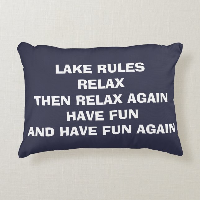 COJÍN DECORATIVO PILLOW DICE "REGLAS DEL LAGO" Y ¡DIVERTIRSE/RELAJA (Anverso)