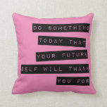 Cojín Decorativo Pillow motivacional: negro y rosa<br><div class="desc">Tira almohada con una cita motivacional en negro y rosa.</div>