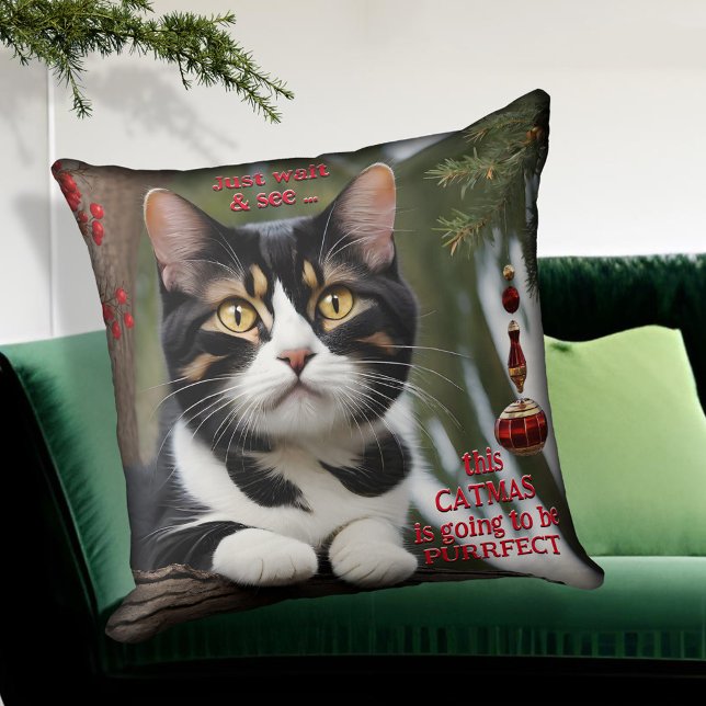 Cojín Decorativo Pillow Navidades del amante del gato kitty (A whimsical Christmas pillow with a cute kitty in a tree with ornament and red berries)