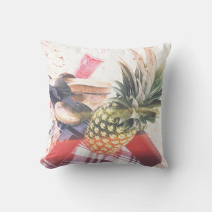 Cojín Decorativo Piña al lado del teléfono y el altavoz