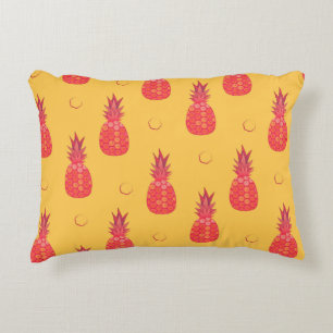 Cojín Decorativo Piña rosada sobre fondo naranja. Manto sin foco