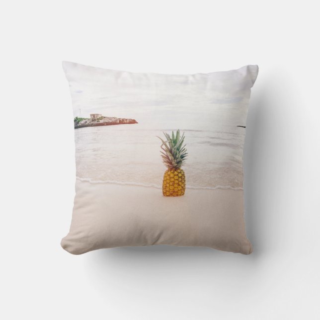 Cojín Decorativo Pineapple on sand near beach (Anverso)