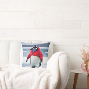 Cojín Decorativo Pingüino navidad con un abrigo rojo