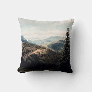 COJÍN DECORATIVO PINOS VERDES EN MONTAÑA BAJO NUBES BLANCOS DU