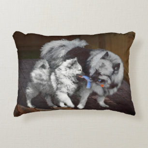 Cojín Decorativo Pintado Keeshond Playtime - Arte Perro Original.