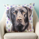 Cojín Decorativo Pinturas coloreadas de perro de Labrador Negro<br><div class="desc">Presentamos nuestro Labrador Retriever Pillow, la adición perfecta a la colección de decoración de casa de cualquier amante de los perros. Esta almohada, disponible en laboratorios negros, amarillos o chocolate, presenta huellas de pata coloridas en un estilo retro a la vez moderno. Esta almohada está diseñada para los amantes del...</div>