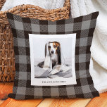 Cojín Decorativo Placa de búfalo gris y negro | Foto familiar<br><div class="desc">Esta almohada moderna y rústica muestra su foto personal en un marco sencillo con el nombre de su familia sobre un fondo de piel de búfalo gris y negro.</div>