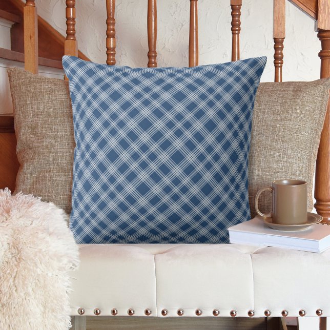 Cojín Decorativo Placa de verificación diagonal azul y blanco clási (Classic Blue and White Diagonal Check Plaid Throw Pillow)