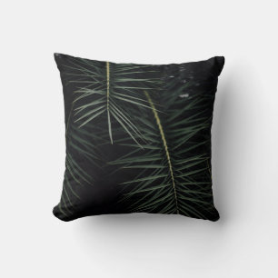 COJÍN DECORATIVO PLANTA DE HOJAS VERDES DURANTE LA NOCHE