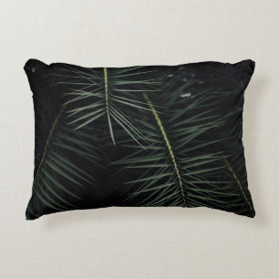 COJÍN DECORATIVO PLANTA DE HOJAS VERDES DURANTE LA NOCHE