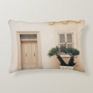 Cojín Decorativo Planta de postre cerca de una casa de hormigón