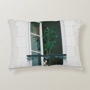 COJÍN DECORATIVO PLANTA VERDE EN LA VENTANA BLANCA