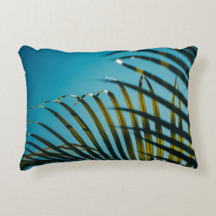 Cojín Decorativo Plantas verdes de palma bajo cielo azul por la mañ