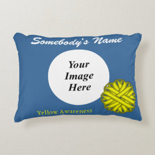 Cojín Decorativo Plantilla de cinta de flor amarilla por Kenneth Yo