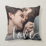 Cojín Decorativo Plantilla de fotos de amor<br><div class="desc">Esta adorable almohada muestra la palabra "amor" en un moderno guión blanco con la foto de la pareja mostrada detrás. Elige el color de fondo de la parte posterior de la almohada para que coincida con tu foto o decoración.</div>