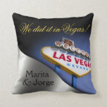 Cojín Decorativo Plata de Sr. y de señora Newlyweds el | del Rótulo<br><div class="desc">¡La almohada de tiro elegante, atractiva del recuerdo ofrece el signo positivo icónico de Las Vegas en los dados delanteros y de oro del balanceo con un recorte del corazón para insertar su foto en la parte posterior - regalo perfecto del fave del recuerdo para nuevos Sr. y señora! Utilice...</div>