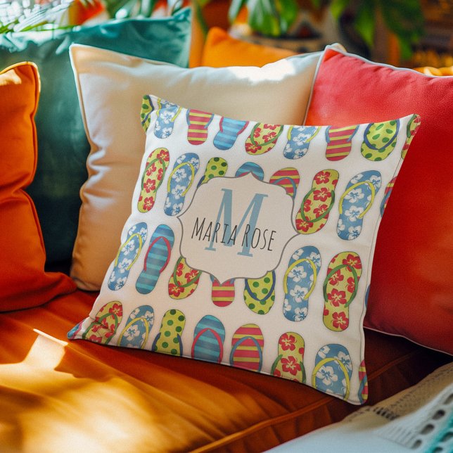 Cojín Decorativo Playa personalizada de monograma lindo (Monogram cute flip flops artwork throw pillow. )