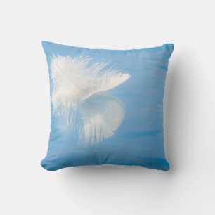 Cojín Decorativo Pluma blanca se refleja en el agua Seabeck, WA