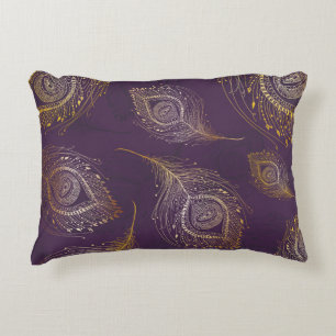 Cojín Decorativo Pluma de pavo real dorada, fondo violeta.