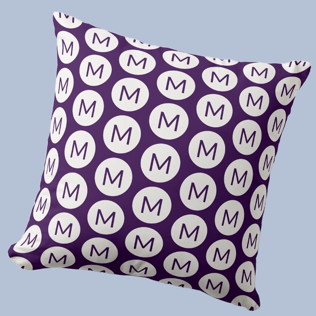 Cojín Decorativo Pluma personalizada del patrón inicial de punto de (Polka dot spot pattern modern monogram initial personalized pillow In dark plum purple and white)