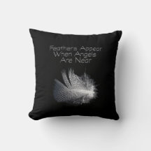 Pluma rayada negra y blanca flotando en un estanqu