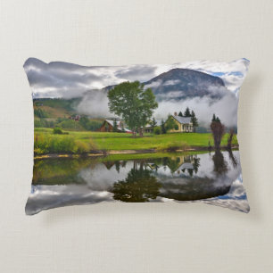 Cojín Decorativo Poca casa en niebla en el lago