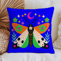 Polilla Celestial sobre Insecto Floral Maximalista