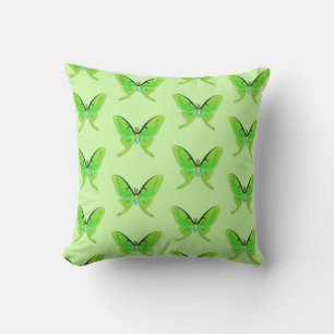 Cojín Decorativo Polilla Luna sobre un fondo verde claro