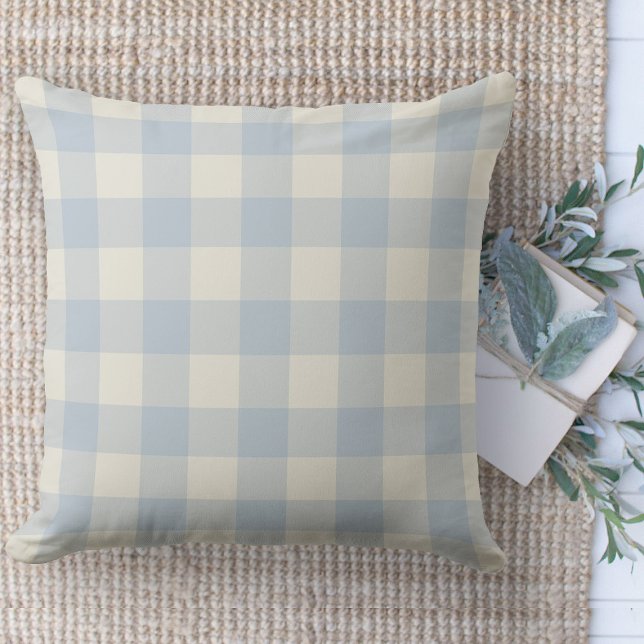 Cojín Decorativo Polvo de granja moderno en polvo de búfalo azul (Modern farmhouse throw pillow powder blue and beige buffalo plaid couch pillow )