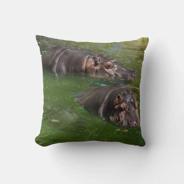 Cojín Decorativo **"Pondside Play: Dos Hippos Nadando Juntos"** (Anverso)