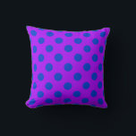 Cojín Decorativo Pos de polka azul sobre morado<br><div class="desc">Pos de polka azul sobre morado</div>