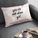Cojín Decorativo Positivo De No Estar Solo En La Cita De Motivación<br><div class="desc">Positivo De No Estar Solo En La Cita De Motivación Chica</div>