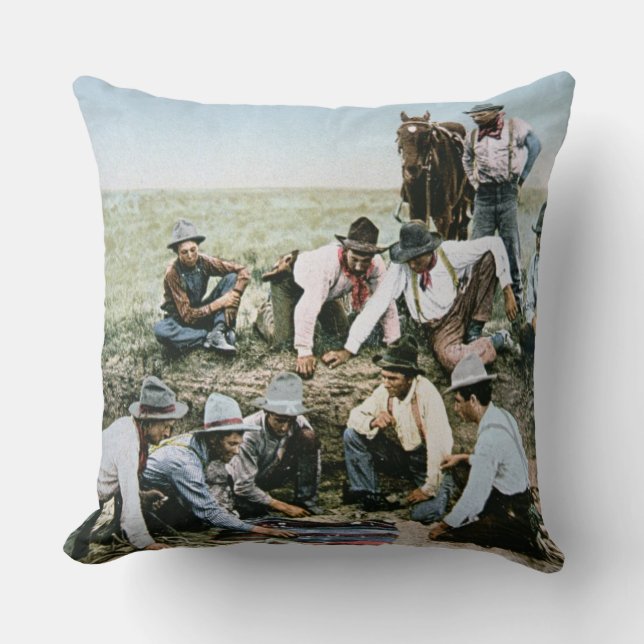 Cojín Decorativo Postal que representa a los vaqueros que juegan (Anverso)