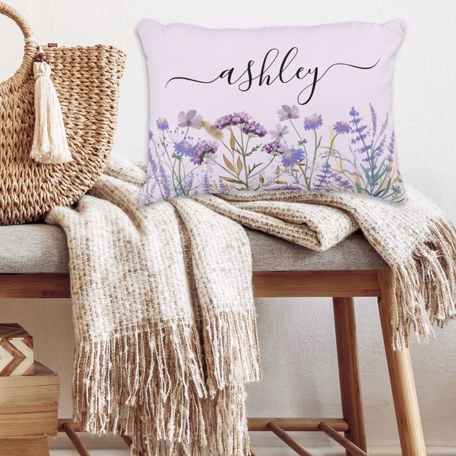 Cojín Decorativo Pradera de flores silvestres moradas con acuarela  (In situ Boho interior)