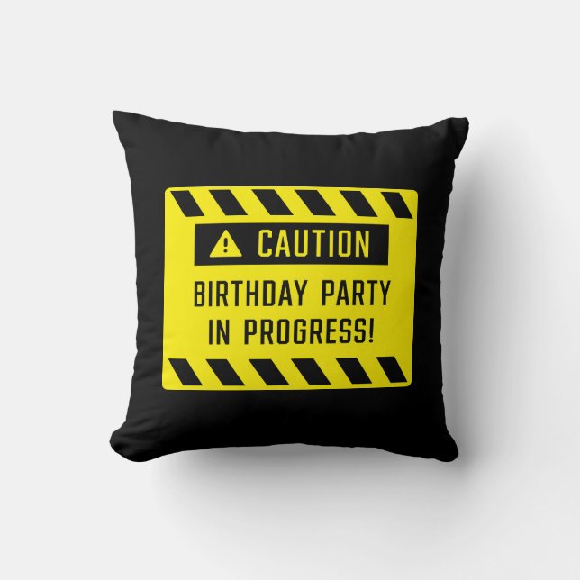 Cojín Decorativo Precaución Partido de Cumpleaños En Curso Rótulo (Anverso)