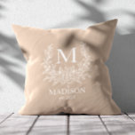Cojín Decorativo Primer monograma ruso personalizado<br><div class="desc">Acompáñese a su casa con un toque acogedor y elegante con esta almohada rústica de tiro con monograma. Con un personalizable inicial en un intemporal diseño rústico, esta almohada combina el encanto de una casa de campo con la elegancia moderna. Perfecto para salones, dormitorios, o como regalo personalizado para bodas,...</div>
