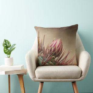 Cojín Decorativo Primer plano de brote en cactus de barril