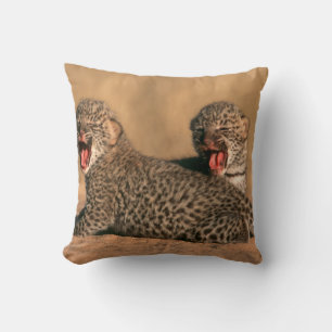 Cojín Decorativo Primer Plano De Leopardo Recién Nacido (Panthera P