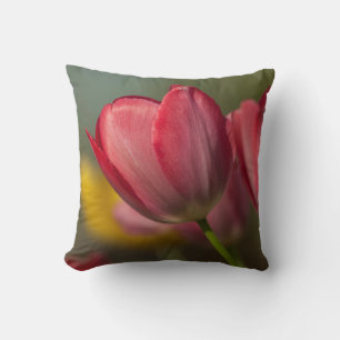 Cojín Decorativo Primer plano de tulipanes rojos y amarillos en el