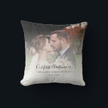 Cojín Decorativo Primera foto casada de Navidad personalizada<br><div class="desc">Nuestro primer Cojín decorativo de Personalizado fotográfico Boda casado de Navidad puede añadir fácilmente su foto,  fecha y nombre de boda favorito haciendo clic en el botón "Personalizar"</div>