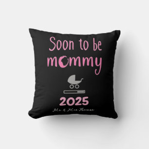 Cojín Decorativo Pronto será mamá cargando camiseta divertida 2025