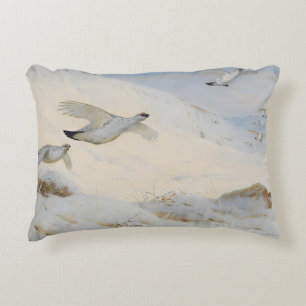 Cojín Decorativo Ptarmigan en plumaje invernal, volando sobre la ni