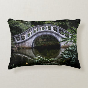 COJÍN DECORATIVO PUENTE BLANCO RODEADO DE ÁRBOLES