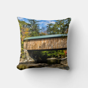 Cojín Decorativo Puente cubierto de Montgomery con follaje de otoño