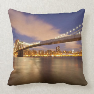 Cojín Decorativo Puente de Brooklyn y Manhattan en la noche
